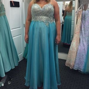 Prom dress. Size 20. Plus size. Blue. Jewels.